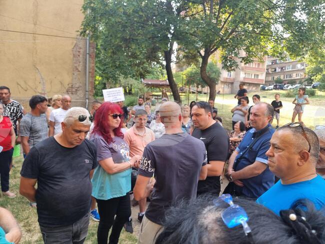 Жилищата на 80 семейства от Бобов дол са застрашени от пропадане заради разрушена подпорна стена