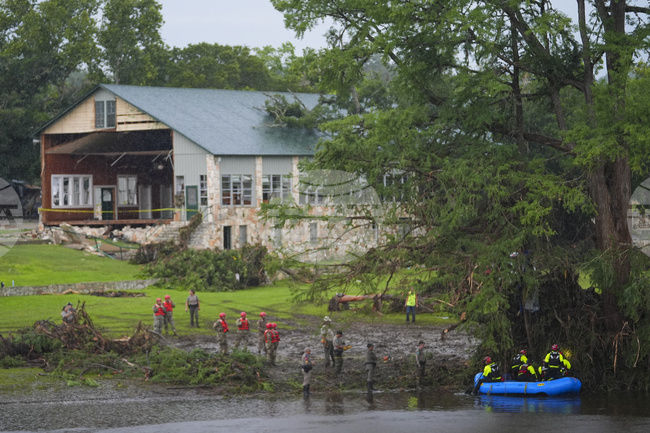 Броят на загиналите при наводненията в Тексас достигна 82 души
