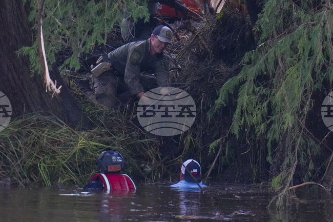 Броят на загиналите при наводненията в Тексас достигна 100 души