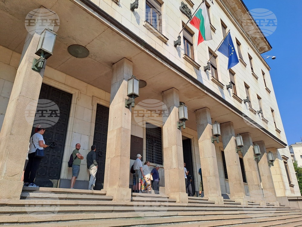  Сребърна възпоменателна монета, отдадена на 175 години от рождението на Иван Вазов, пусна в обращение от днешния ден от Българска народна банка. 