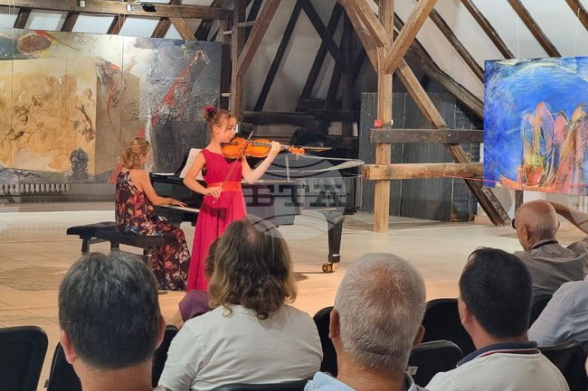 Млади музиканти получиха инструменти от фонд „Цигулките на проф. Минчев“