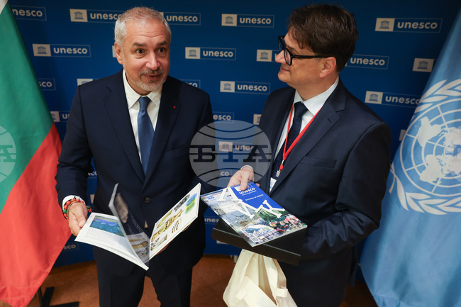 Bulgarian Culture Minister Marian Bachev Presents UNESCO’s Ernesto Ottone with July Issue of LIK Magazine