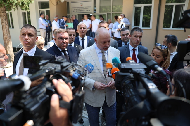 Аз няма как да искам оставки в БДЖ, защото те по отношение на пътническите превози имат холдинг, каза премиерът Росен Желязков 