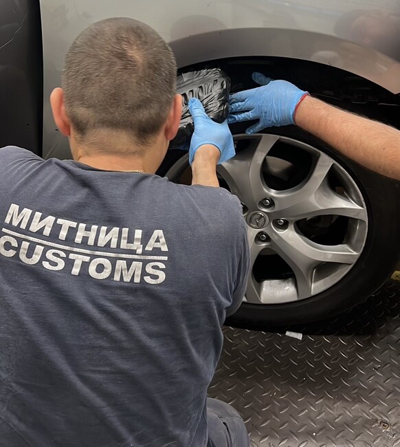 Мъж на 49 години е с обвинение за нелегален пренос в тайници на автомобила си на марихуана за 400 хил. лева през ГКПП "Капитан Андреево"