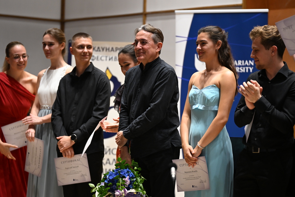 С концерт и награди за изявени млади пианисти завърши Майсторският клас на проф. Людмил Ангелов в НБУ 