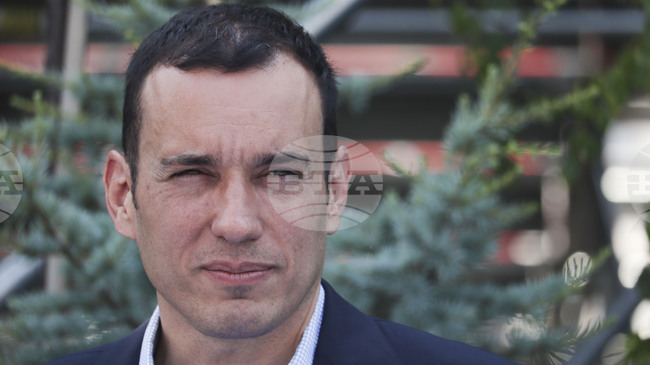 Паркингът до катедралата "Св. Александър Невски" трябва да служи на софиянци, а не на депутати, написа столичният кмет в отговор на Делян Пеевски