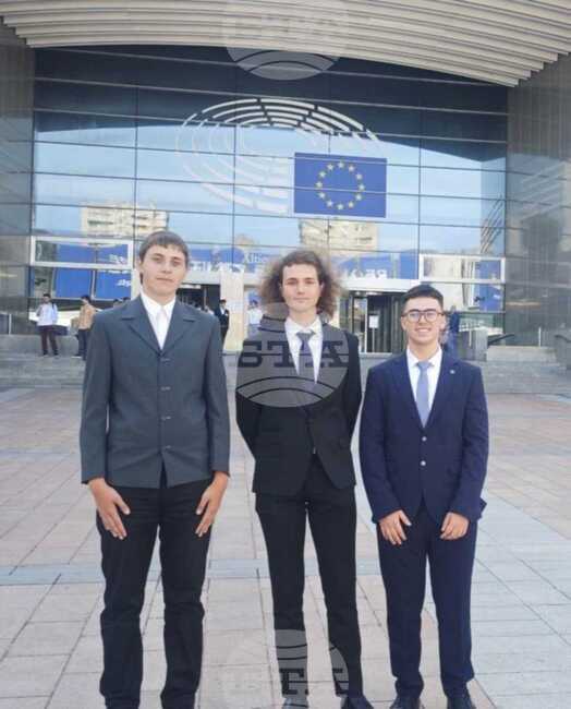 Победители в ученическия конкурс „Съединението прави силата“ посетиха Брюксел 