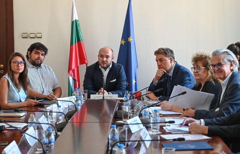 Ограничаването на издаването на незаверени преписи от нотариални актове ще намали имотните измами, заяви правосъдният министър Георги Георгиев