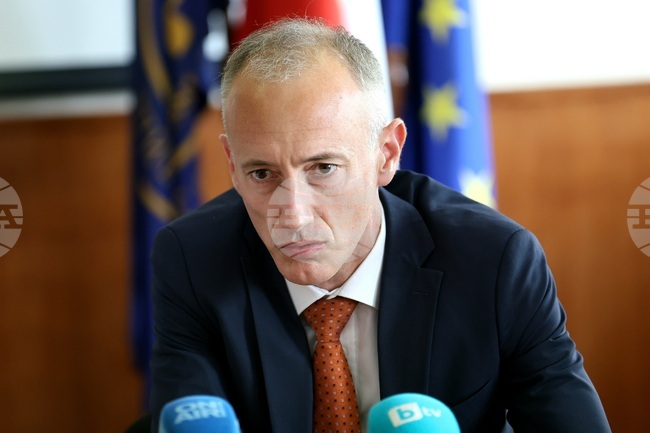  Още преди месеци говорихме, че увеличеното държавно финансиране ще доведе до повишение на таксите в платено обучение, каза Красимир Вълчев