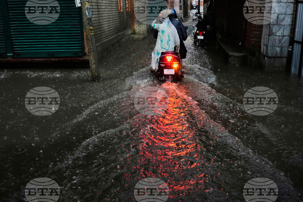APTOPIX India Kashmir Weather