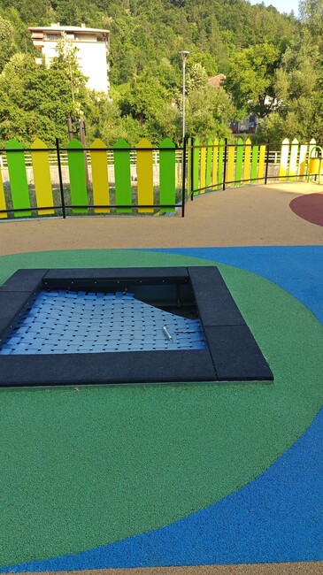 За поредна вандалска проява на детска площадка информират от Община Троян