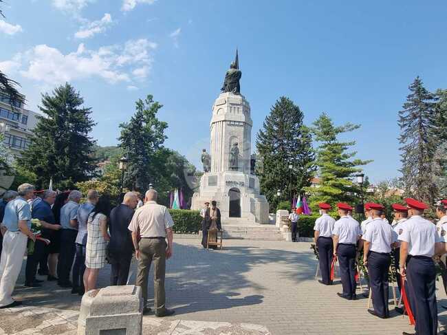 С военен ритуал и заупокойна молитва във Велико Търново бяха чествани 148 години от Освобождението на града от турско робство