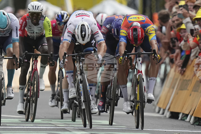 Серия от падания беляза третия етап от Обиколката на Франция, белгиецът Тим Мерлир взе победата в него