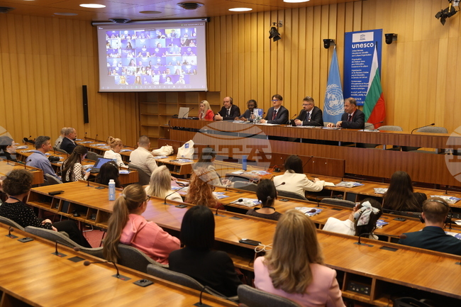 Франция - списание ЛИК „България в ЮНЕСКО“ - представяне