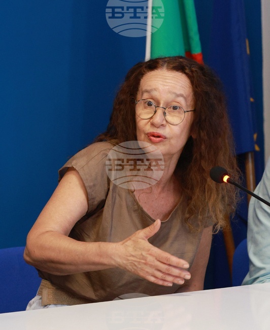 Изложбата "Художници и уредници" разкрива лицата зад стените на Русенската галерия, каза директорът й Еслица Попова