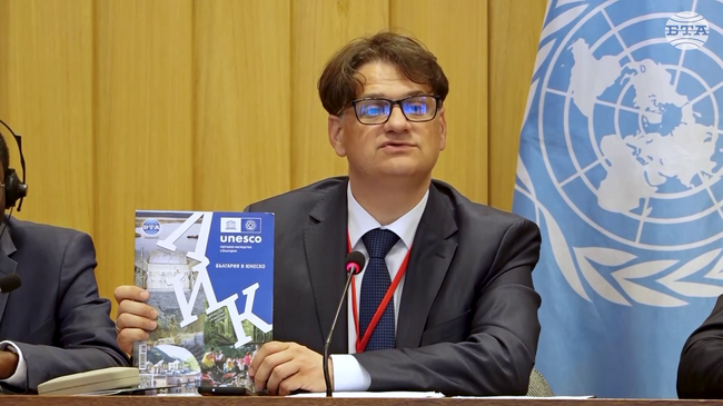 Изключителна чест и отговорност за мен e да приветствам представянето на специалния брой на списание ЛИК в Париж, каза Мариан Бачев