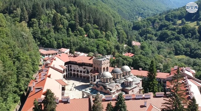 Всеки българин и благочестив християнин се счита за особено щастлив, ако може да посети поне един път в живота си Рилския манастир, пише етнографът Владимир Караманов