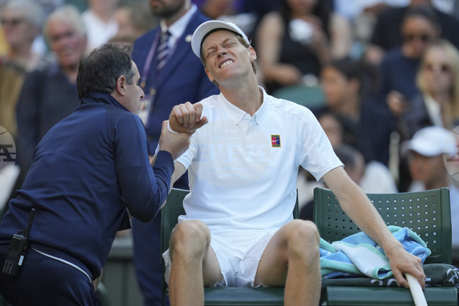 Яник Синер тренира със специален ръкав на дясната ръка преди мача с Бен Шелтън на четвъртфиналите на "Уимбълдън"