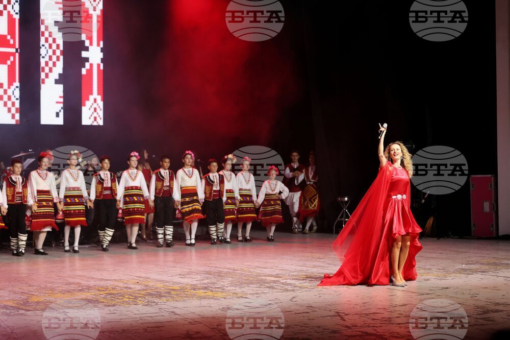 Концерт-спектакълът „Гиздава“ на певицата Деси Добрева гостува днес във Варна