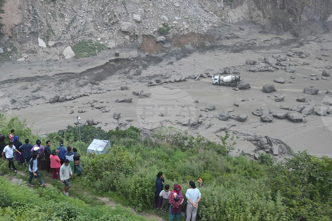 Придошла река разруши главния мост, свързващ Непал и Китай; 18 души са в неизвестност