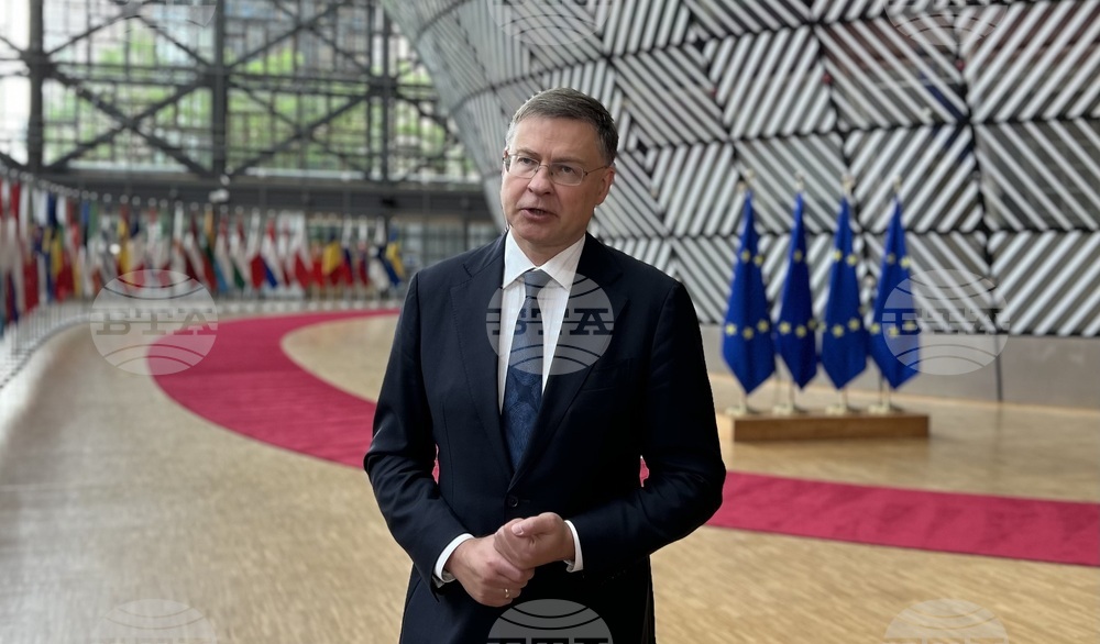 European Commissioner for Economy Congratulates Bulgaria on Joining Euro Area