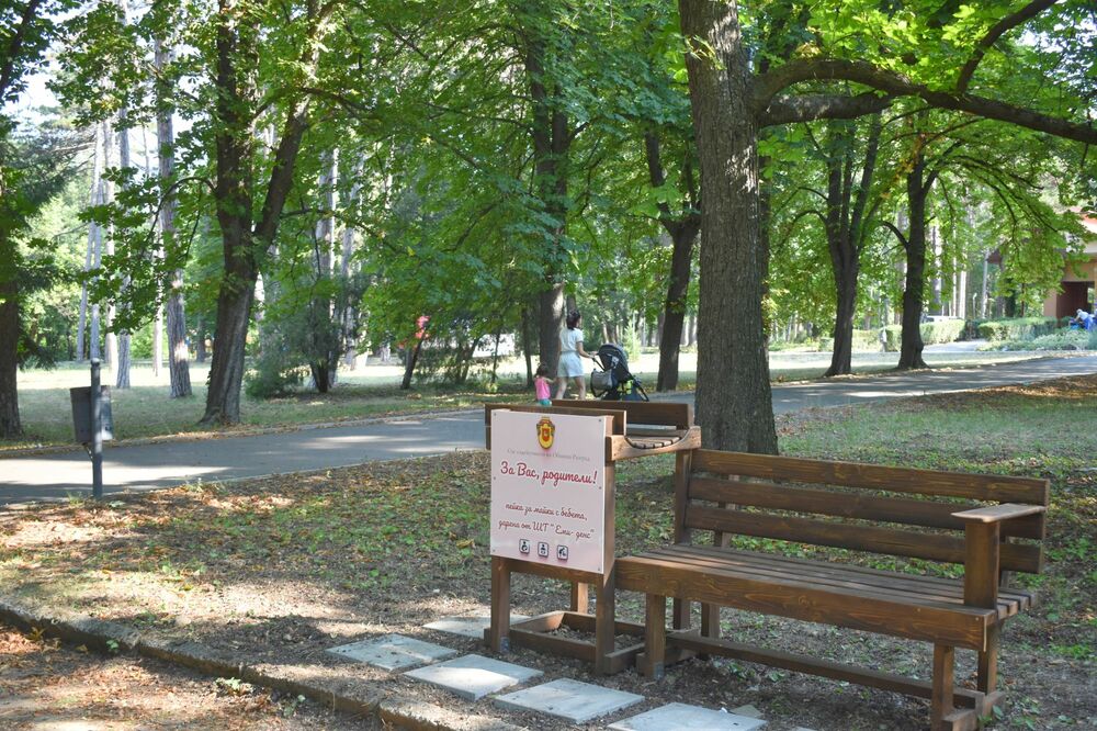 В Градския парк в Разград е поставена пейка за кърмене и повиване на бебета