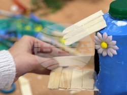 Ученици строят домове за птици от отпадъчни материали по международен проект. Снимка: Издателство "Клет България"