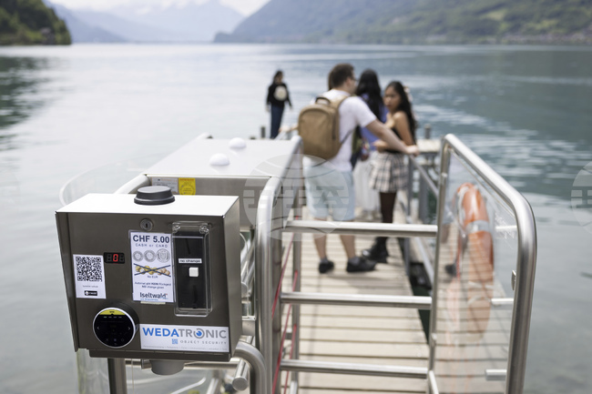 Швейцарско село печели, но и страда от хилядите туристи, посещаващи кея от хитовия корейски сериал „Любовта се приземи върху теб“ 