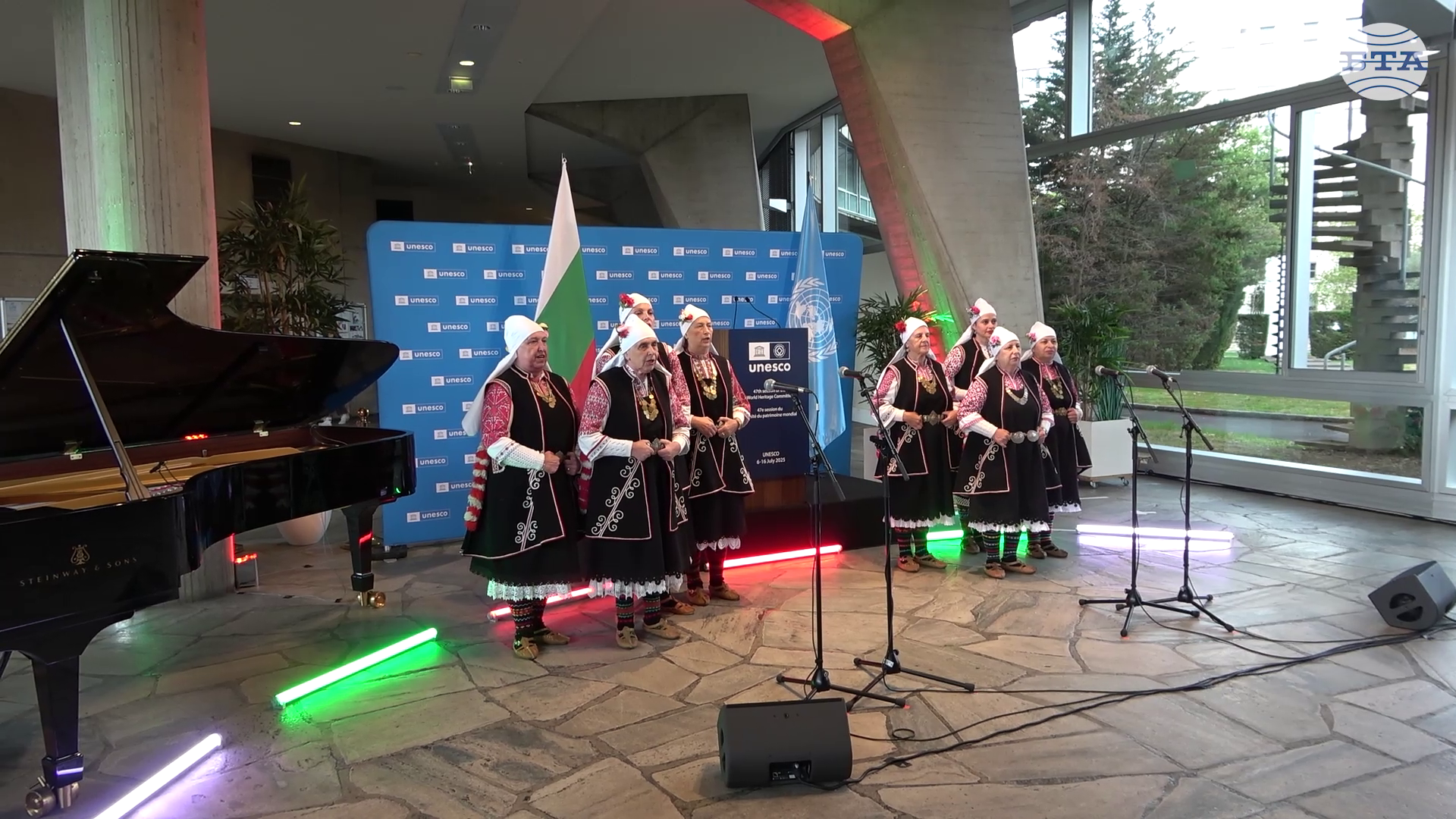 Бистришките баби, проф. Жени Захариева и Дарина Малеева поздравиха гостите на официалния прием на България в централата на ЮНЕСКО