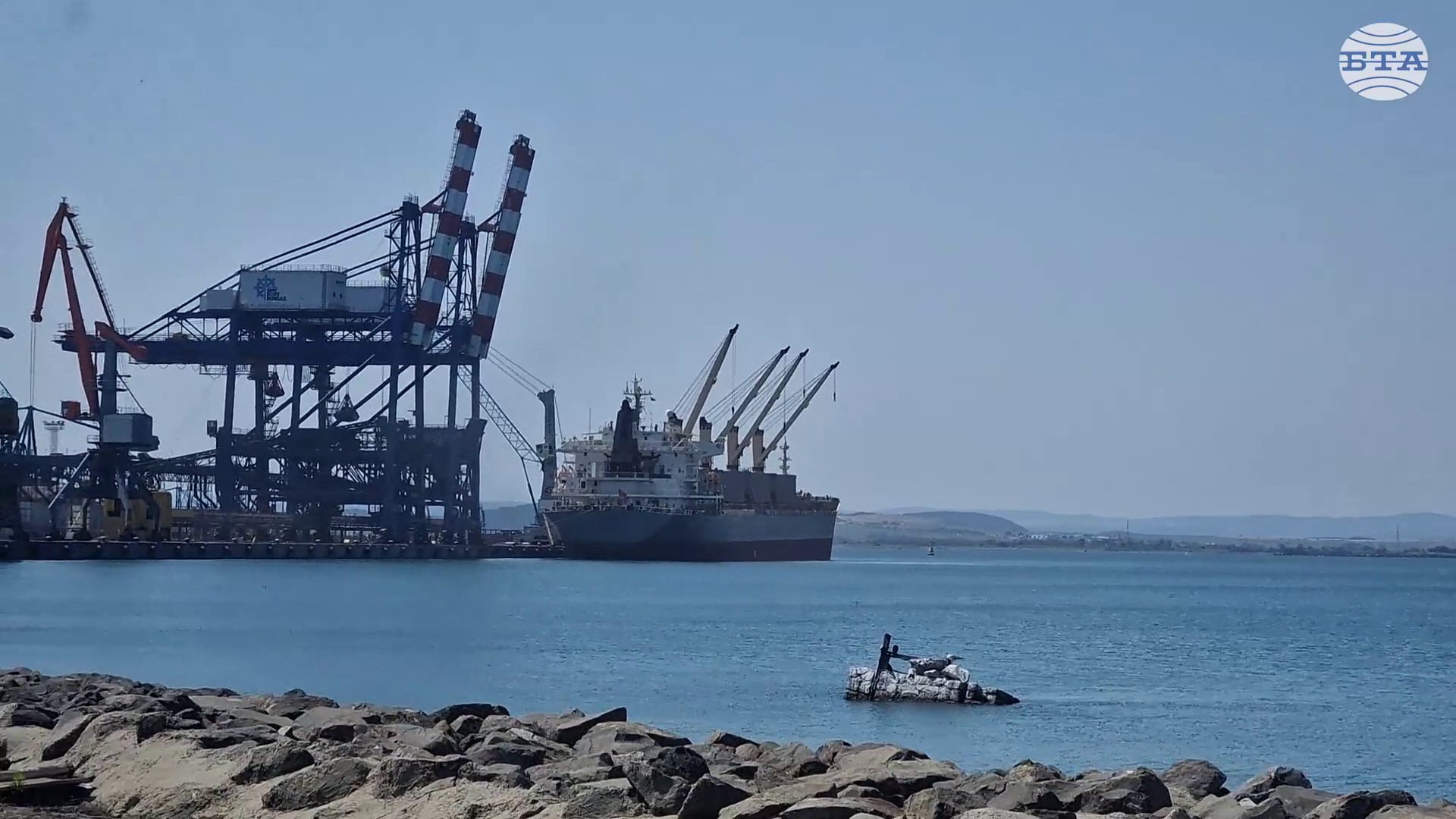 Министърът на енергетиката Жечо Станков посрещна втория кораб с тръби, предназначени за изграждането на Вертикалния газов коридор Министърът на енергетиката Жечо Станков посрещна втория кораб с тръби, предназначени за изграждането на Вертикалния газов коридор