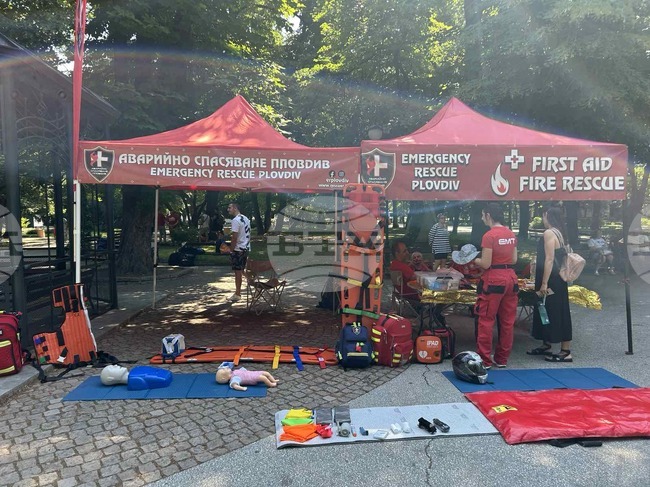 Симулации на сърдечна реанимация и как се реагира при различни травми показаха специалисти в Пловдив по повод Световния ден на парамедика