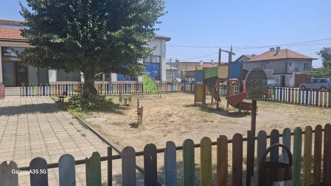 Ще ремонтират спортната площадка на СУ „Христо Смирненски" и откритата детска площадка в градския парк в Гурково