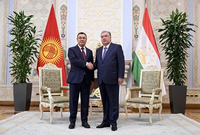 КАБАР: Президентът на Киргизстан Садир Жапаров се срещна с президента на Таджикистан Емомали Рахмон