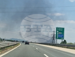 Пожар гори в пункт за стара техника, батерии и пластмаса край Ихтиман.