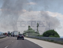 Пожар гори в пункт за стара техника, батерии и пластмаса край Ихтиман.