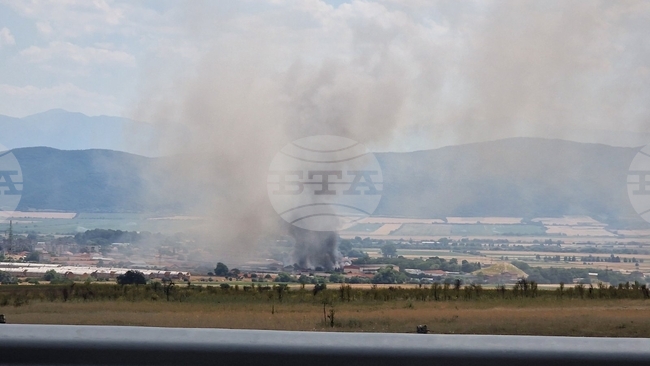 Пожар в пункт за стара техника, батерии и пластмаси гори край Ихтиман, на място са няколко екипа на пожарната