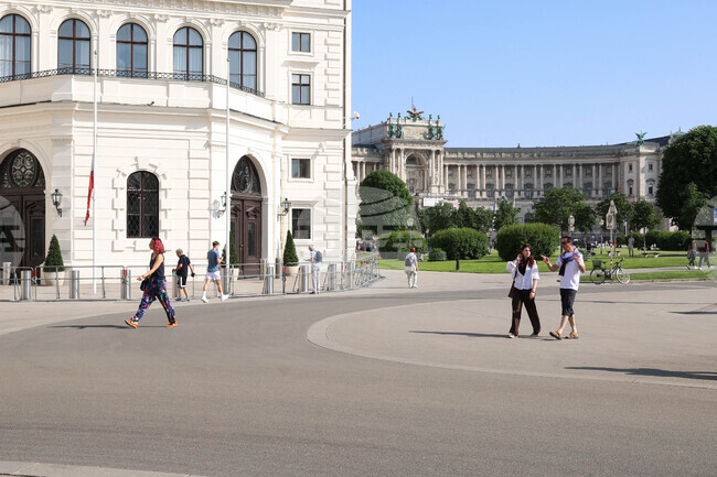 Повечето виенчани изразяват готовност да пазаруват в неделя, сочи ново проучване 