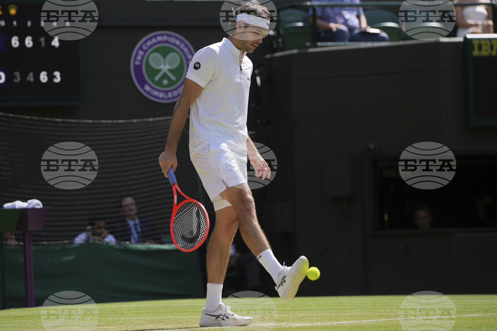 Новата електронна система за отчитане на линията на "Уимбълдън" отново показа дефект по време на четвъртфиналите при мъжете