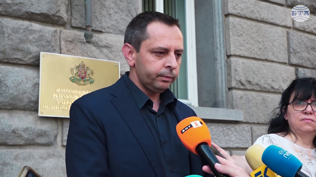 Общественият договор между управляващи и управлявани бе скъсан на парчета, каза Кирил Веселински от МЕЧ по повод решението за еврозоната