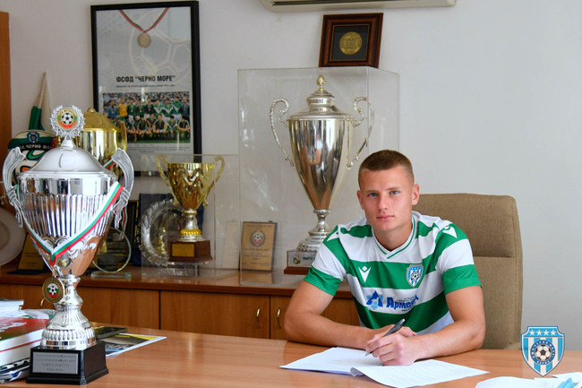 Младият талантлив защитник Емануил Няголов подписа първи професионален договор с Черно море (Варна)