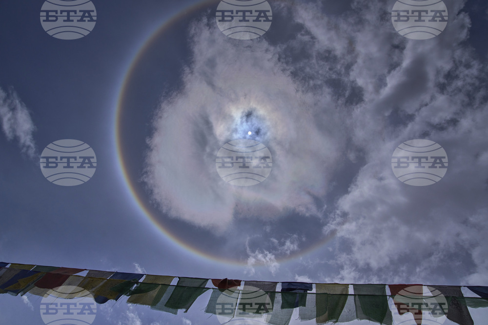 APTOPIX India Sun Halo