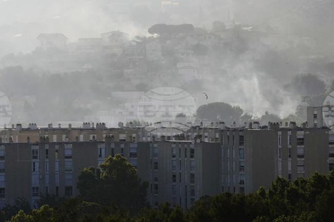 Пожарникари се борят с огнена стихия в покрайнините на Марсилия 
