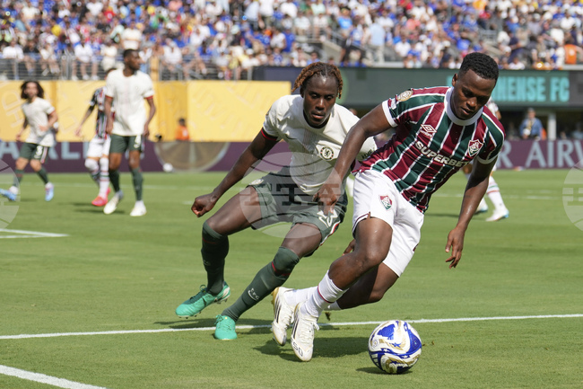 Уулвърхямптън подписа дългосрочен договор с колумбийския нападател на Флуминензе Джон Ариас