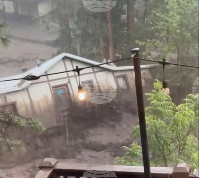 Внезапно наводнение в курорт в Ню Мексико отне живота на трима души и хвана в капан десетки