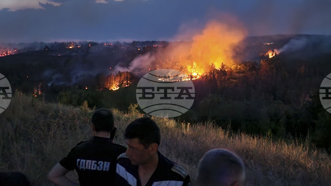 Пожар, който се вижда от Велико Търново, е избухнал в склад на военен завод между Трявна и Царева ливада, съобщи кметът Даниел Панов 