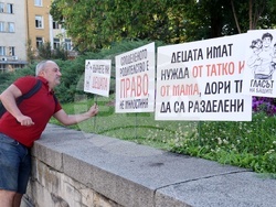 „Децата се нуждаят и от тате, и от мама!“ - символична разходка