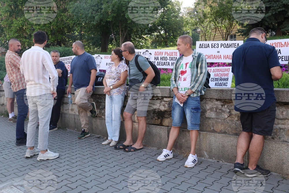 „Децата се нуждаят и от тате, и от мама!“ - символична разходка