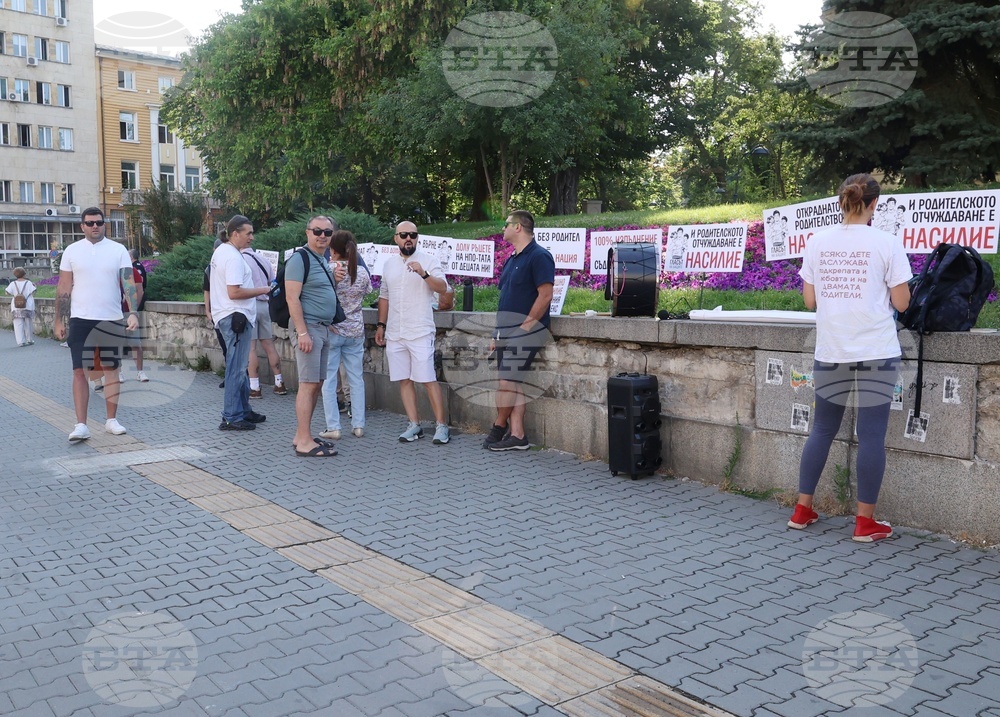 Представители на сдружение „Гласът на бащите“ протестират пред ключови институции в София с искане за споделено родителство