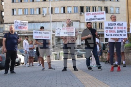 „Децата се нуждаят и от тате, и от мама!“ - символична разходка