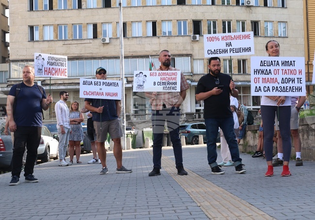 „Децата се нуждаят и от тате, и от мама!“ - символична разходка